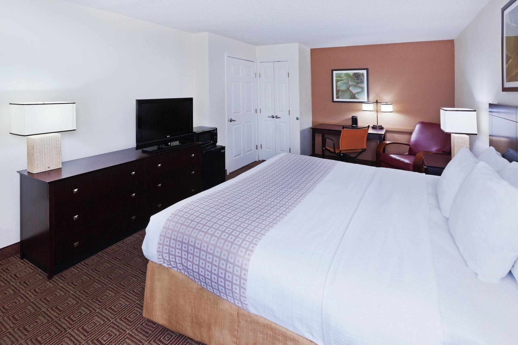 Wingate By Wyndham Beachfront At The Seawall 3*